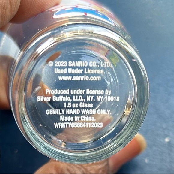 Hello Kitty Summer Shot Glass Set - Set of Four 1.5oz Glasses - Picture 5 of 10